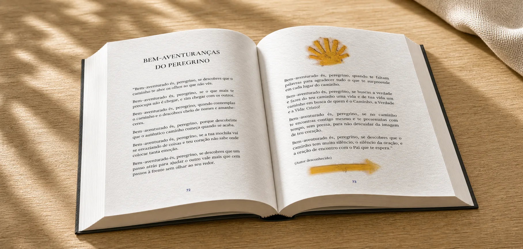 Livro Cristo, O Buen Camino! aberto em perspectiva nas páginas Bem-aventuranças do peregrino
