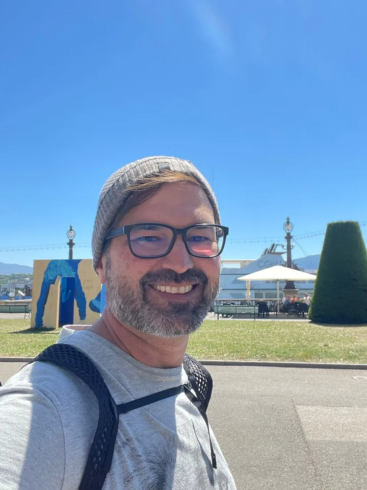 Rodolfo Filho como peregrino e viajante, usando uma mochila
